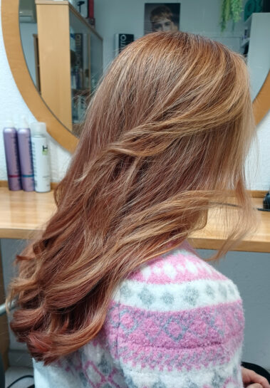 Melena super llarga amb color cobrizo y arrissats en puntes